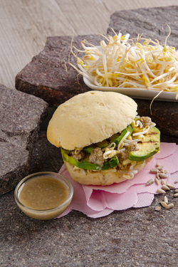 PANINO DI RISO CON AVOCADO GRIGLIATO GERMOGLI DI SOIA E CREMA DI SEMI DI GIRASOLE