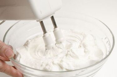 TORTA AL CACAO CILIEGIE SCIROPPATE E PANNA MONTATA