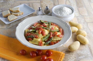 RAVIOLI RIPIENI DI PATATE E ASPARAGI CON SAUT&Eacute; DI POMODORINI