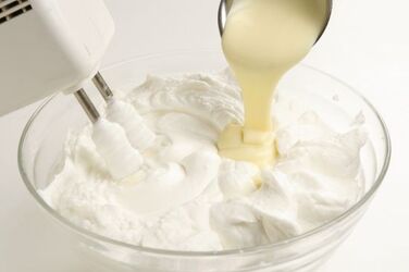 TORTA COLOMBA CON CONFETTINI RIPIENA DI PANNA E FRUTTI ROSSI