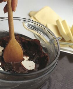 TORTA ALLE FRAGOLE E CIOCCOLATO BIANCO