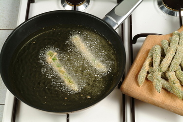 ASPARAGI FRITTI CON MIMOSA DI UOVA