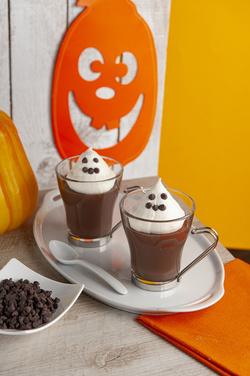 TAZZE DI CIOCCOLATO CON FANTASMI DI MERINGA
