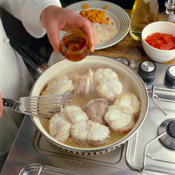 RANA PESCATRICE CON SALSA DI PEPERONI E PINOLI RANA PESCATRICE CON SALSA DI PEPERONI E PINOLI