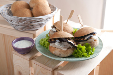 PANINO INTEGRALE CON FORMAGGIO ALLA MANDORLA MELANZANE GRIGLIATE E SALSINA DI YOGURT AL PREZZEMOLO