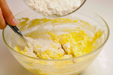 FRITTELLE DI RICOTTA CON OLIVE E MENTA FRITTELLE DI RICOTTA CON OLIVE E MENTA