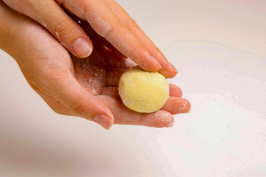 FRITTELLE DI RICOTTA CON OLIVE E MENTA FRITTELLE DI RICOTTA CON OLIVE E MENTA