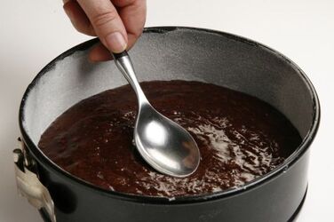 TORTA AL CACAO CILIEGIE SCIROPPATE E PANNA MONTATA