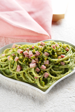 SPAGHETTONI AL PESTO DI RUCOLA