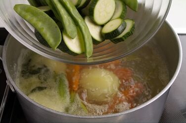 VERDURE MISTE ALL AGLIO E MAGGIORANA CON SALSA VERDURE MISTE ALL AGLIO E MAGGIORANA CON SALSA