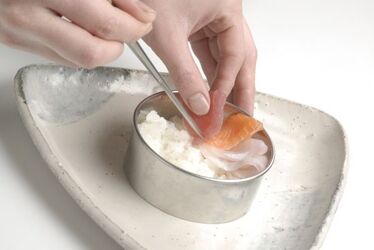 CHIRASHI RISO CON PESCE CRUDO CHIRASHI RISO CON PESCE CRUDO