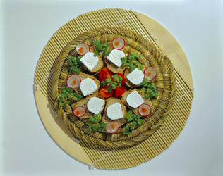 PANE A FETTE CON CAPRINO E RAPANELLI