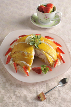 ZUCCOTTO FARCITO CON PANNA E FRAGOLE