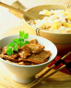 MAIALE SALTATO E RISO ALL ANANAS