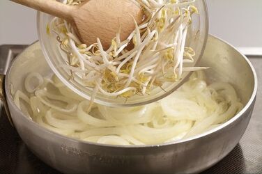 ZUPPA DI CIPOLLE E GERMOGLI DI SOIA CON TELLINE