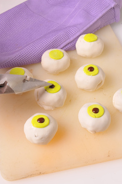 OCCHI DELLA STREGA RICOPERTI DI CRUMBLE E CREMA ALLA NOCCIOLA