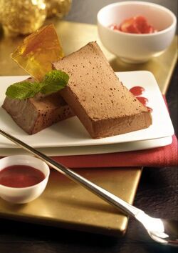 MOUSSE DI CIOCCOLATO CON FRAGOLE