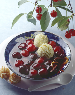 MACEDONIA DI CILIEGIE CON GELATO