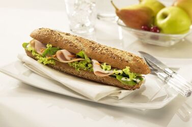 PANE AI CEREALI CON INSALATA E TACCHINO