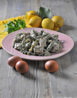 SPEZZATINO DI AGNELLO CON PISELLINI ASPARAGI E CARCIOFI