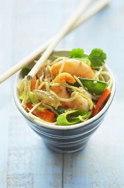 SPAGHETTI DI RISO AL WOK CON VERDURA E GAMBERI