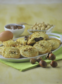 BISCOTTI AL COCCO E CREMA DI CACAO ALLE NOCCIOLE