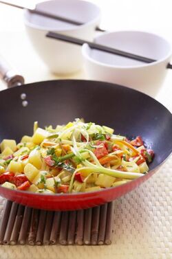 WOK DI PATATE E VERDURE ALLA TAILANDESE