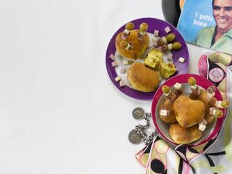 PANINI ALLO ZAFFERANO CON UVETTA E PECORINO