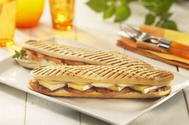 PANE GRIGLIATO CON BRIE PERE E PANCETTA PANE GRIGLIATO CON BRIE PERE E PANCETTA