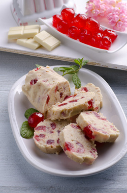 DOLCE AL CIOCCOLATO BIANCO CON LE CILIEGIE CANDITE