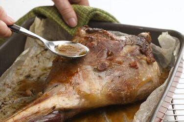 COSCIOTTO D AGNELLO IN CROSTA DI ERBE AROMATICHE