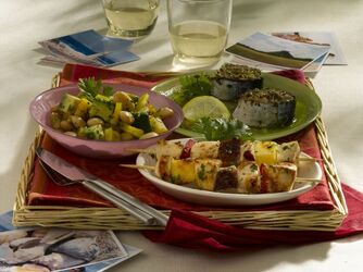 MEN&Ugrave; ALL APERTO TONNO ALLA GRIGLIA SPIEDINI DI POLLO CON ANANAS INSALATADI AVOCADO PEPERONE E FAGIOLI