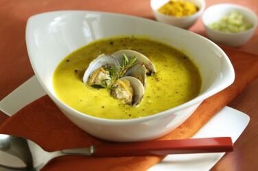 ZUPPA DI CIPOLLE E GERMOGLI DI SOIA CON TELLINE