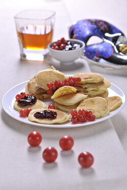 PICCOLI PANCAKES CON MARMELLATA DI RIBES