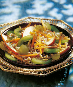 INSALATA DI FARRO CAROTE E FRUTTA