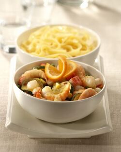 INSALATA DI SCAMPI SURIMI E VERDURE