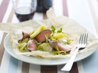 TAGLIATA DI MANZO AI PORRI E SALSA ROQUEFORT