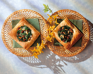 SFOGLIATINE DI SPINACI UVETTE E PARMIGIANO