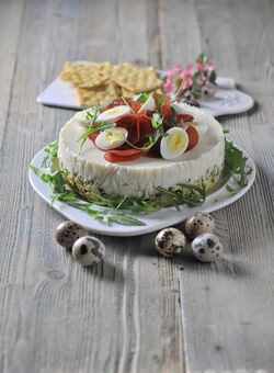 CHEESE CAKE SALATO DI STRACCHINO CON PROSCIUTTO CRUDO UOVA DI QUAGLIA E RUCOLA