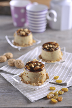 CREMA CON CARAMELLO UVETTA E AMARETTI CREMA CON CARAMELLO UVETTA E AMARETTI