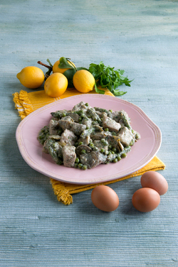 SPEZZATINO DI AGNELLO CON PISELLINI ASPARAGI E CARCIOFI