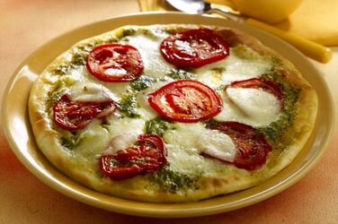 PIZZA CON PESTO POMODORO E MOZZARELLA