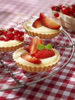 TARTELLETTE CON CREMA PASTICCIERA E FRUTTA