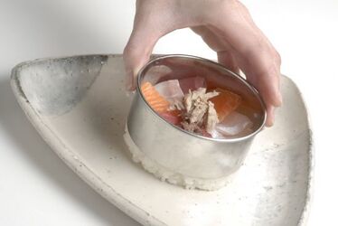 CHIRASHI RISO CON PESCE CRUDO CHIRASHI RISO CON PESCE CRUDO