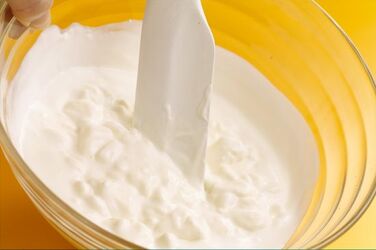 MOUSSE DI YOGURT ALLE FRAGOLE CON PISTACCHI MOUSSE DI YOGURT ALLE FRAGOLE CON PISTACCHI