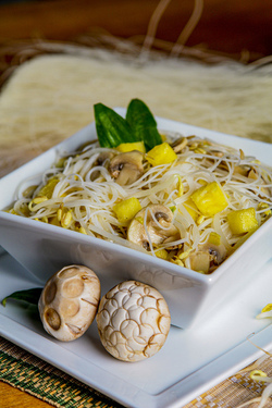 SPAGHETTI DI RISO CON FUNGHI E FRUTTA ESOTICA