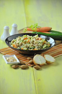 COUS COUS TIEPIDO CON CIPOLLE CAROTE ZUCCHINE SEDANO CECI E LAMELLE DI MANDORLE