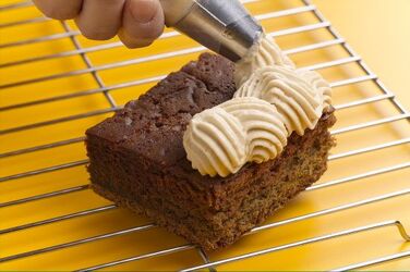 BROWNIE AL CIOCCOLATO CON CREMA ALL ACETO BALSAMICO