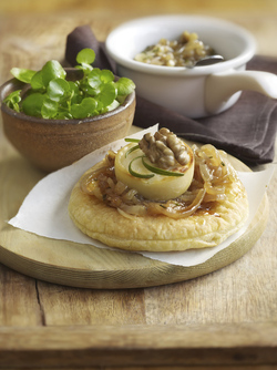 TARTELLETTE DI SFOGLIA ALLE CIPOLLE E FORMAGGIO DI CAPRA