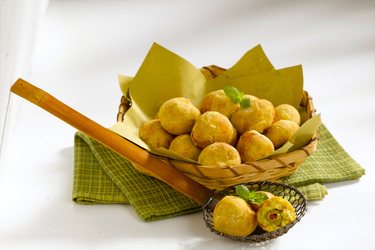 FRITTELLE DI RICOTTA CON OLIVE E MENTA FRITTELLE DI RICOTTA CON OLIVE E MENTA